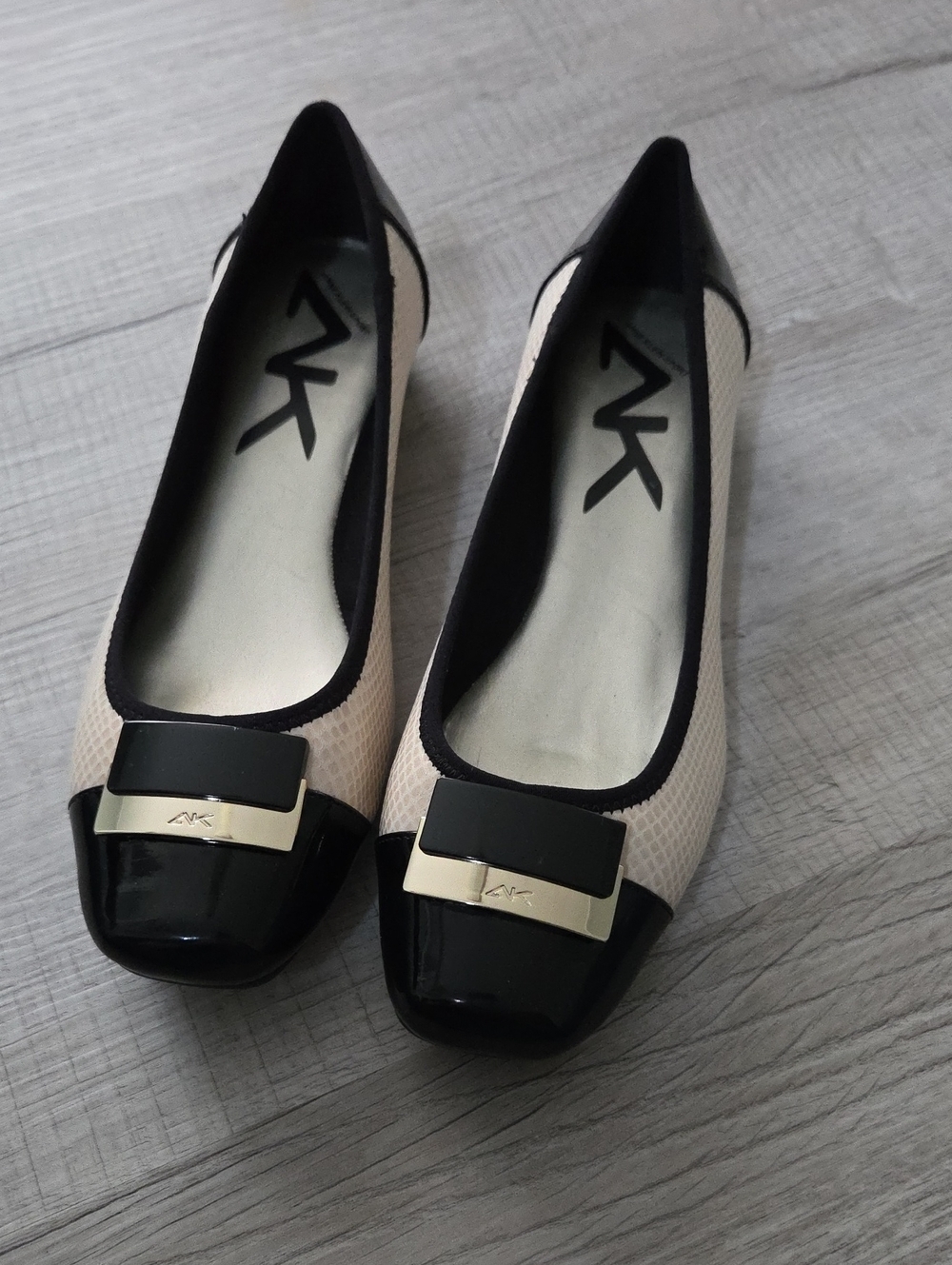 Anne Klein Sport Black and Cream Women's Ballet Flats with Decorative Accent 10M